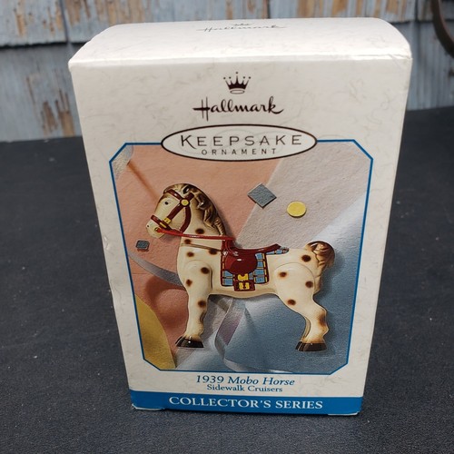 NOUVEAU ! Décoration souvenir Hallmark 1939 Mobo Horse Sidewalk Cruisers série 1998 - Vrac - France NOUVEAU ! Décoration souvenir Hallmark 1939 Mobo Horse Sidewalk Cruisers série 1998 - Vrac - France