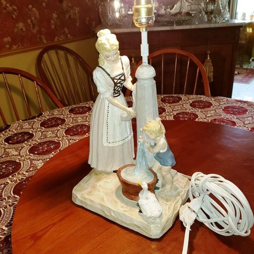 Beautiful Vintage 50 yr 1970 Figural Lamp Lady with Child & Duck at the Fountain - Picture 3 of 12