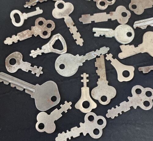 Lotto di 24 chiavi assortite vecchie per lo più piatte e di altro tipo | OMAGGIO S&H - Foto 4 di 4