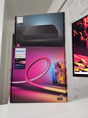 Philips Hue Play HDMI Sync Box 4K + Philips Hue Play 560409 55 Smart Strip Light