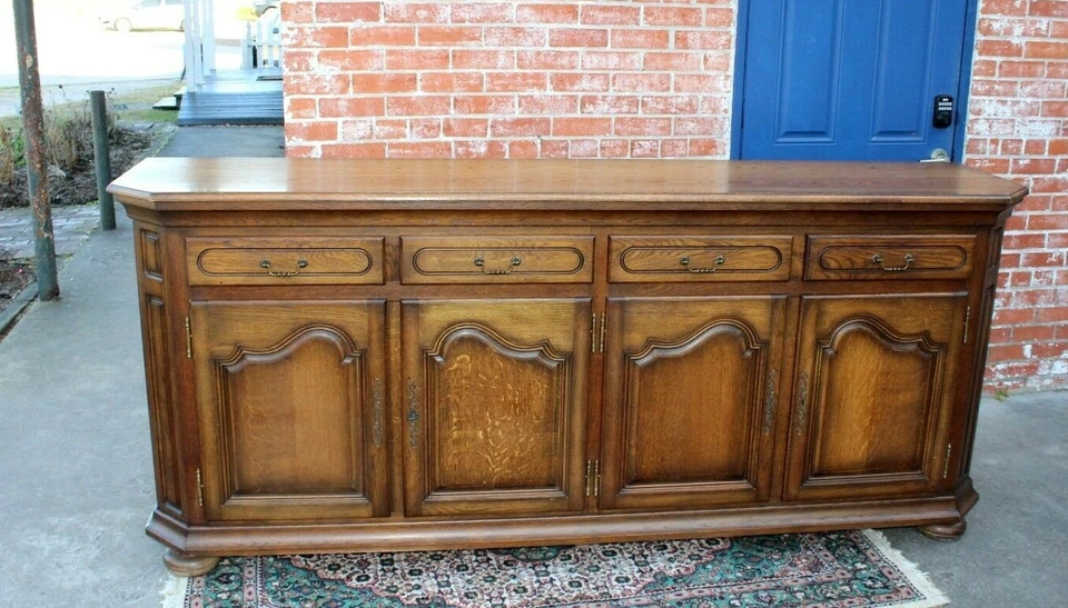 Aparador buffet tradicional francés de roble con llave y puertas de panel Foto 3 de 4