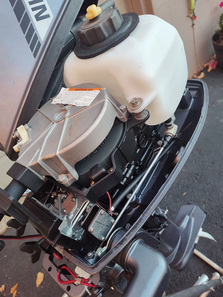 Motor fueraborda Nissan 5 hp y soporte Garelic excelente Foto 2 de 4