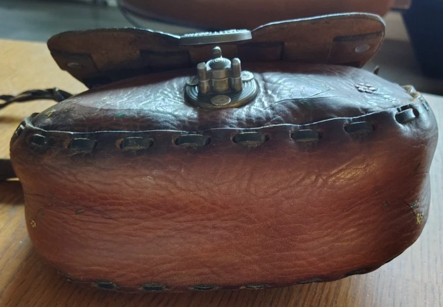 De colección - Bolso de cuero mecanizado a mano - Acentos pintados florales - Años 60 - Años 70 - Cierre metálico Foto 4 de 4