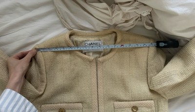Chanel vintage Ivory jacket with 8 original buttons (logo inside