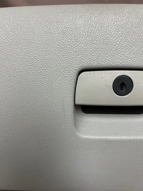 OEM, GLOVEBOX, GM, LIT GRAY, W/NOTCH, 2007-2014 CHEVY TAHOE, SILVERADO, SUBURBAN Foto 3 de 4