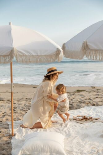 Paraguas de playa con flecos de perla blanco borla
