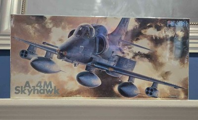 Fujimi USMC A-4M Skyhawk Tomcats Jet Fighter 1:72  Model Plane Kit F-22 25022