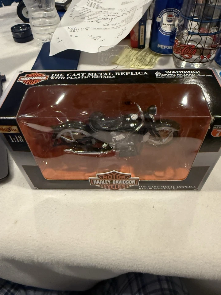 Harley Davidson Motorcycles 1936 EL Knucklehead escala 1:18 diecast  Foto 3 de 4