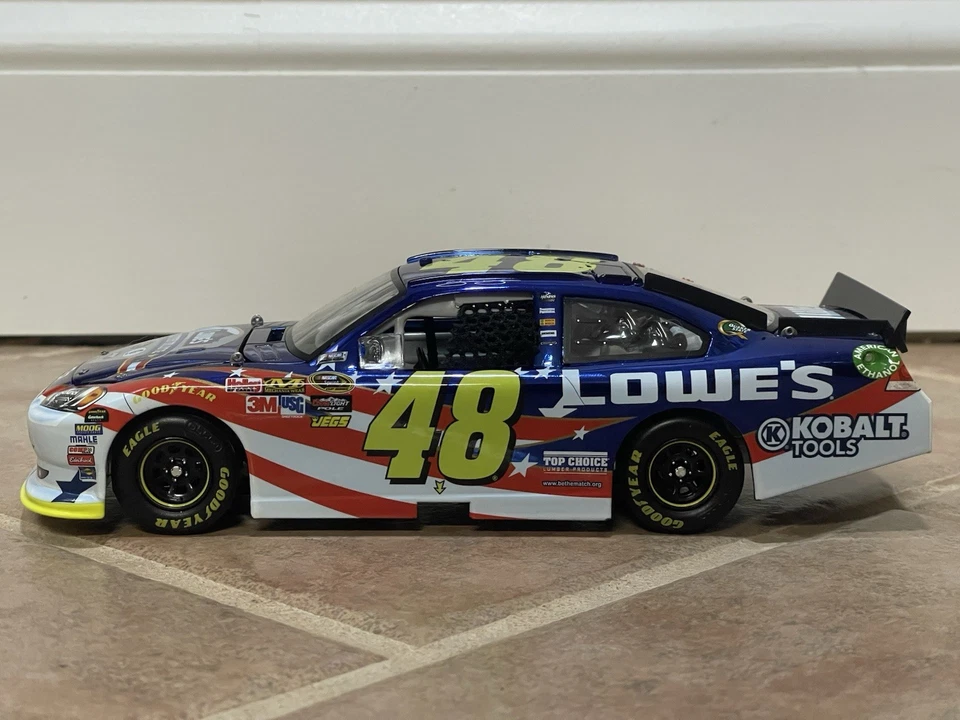 Jimmie Johnson Lowes Summer Salute 2011 color cromo NASCAR Action Elite 1/24 Foto 4 de 4