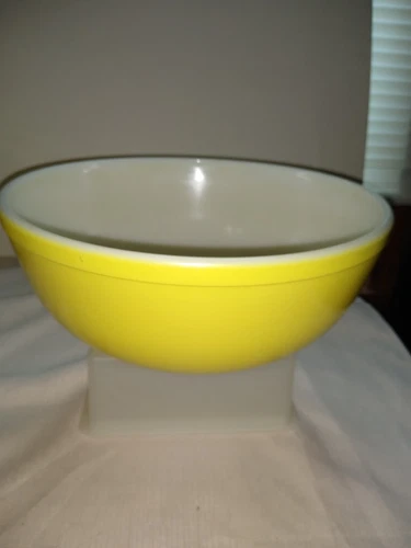 Vintage Pyrex 4 qt 404 yellow bowl