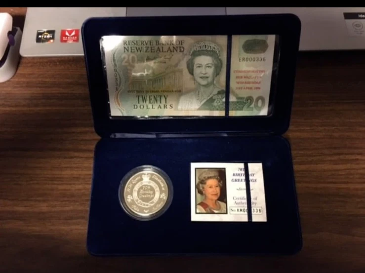 New Zealand 70th Birthday Set 1996  "Super RARE" (Mintage: 3000) - Low number - Image 4 of 4