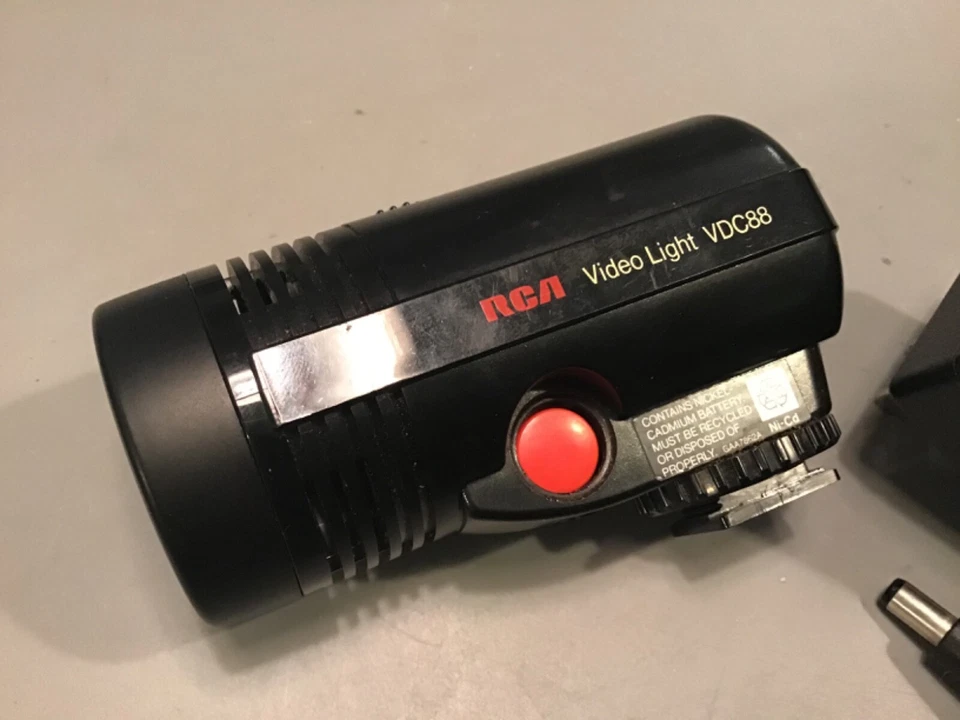 Luz de video RCA vintage VDC88 con cargador. Sin batería y el artículo SIN PROBAR Foto 2 de 4