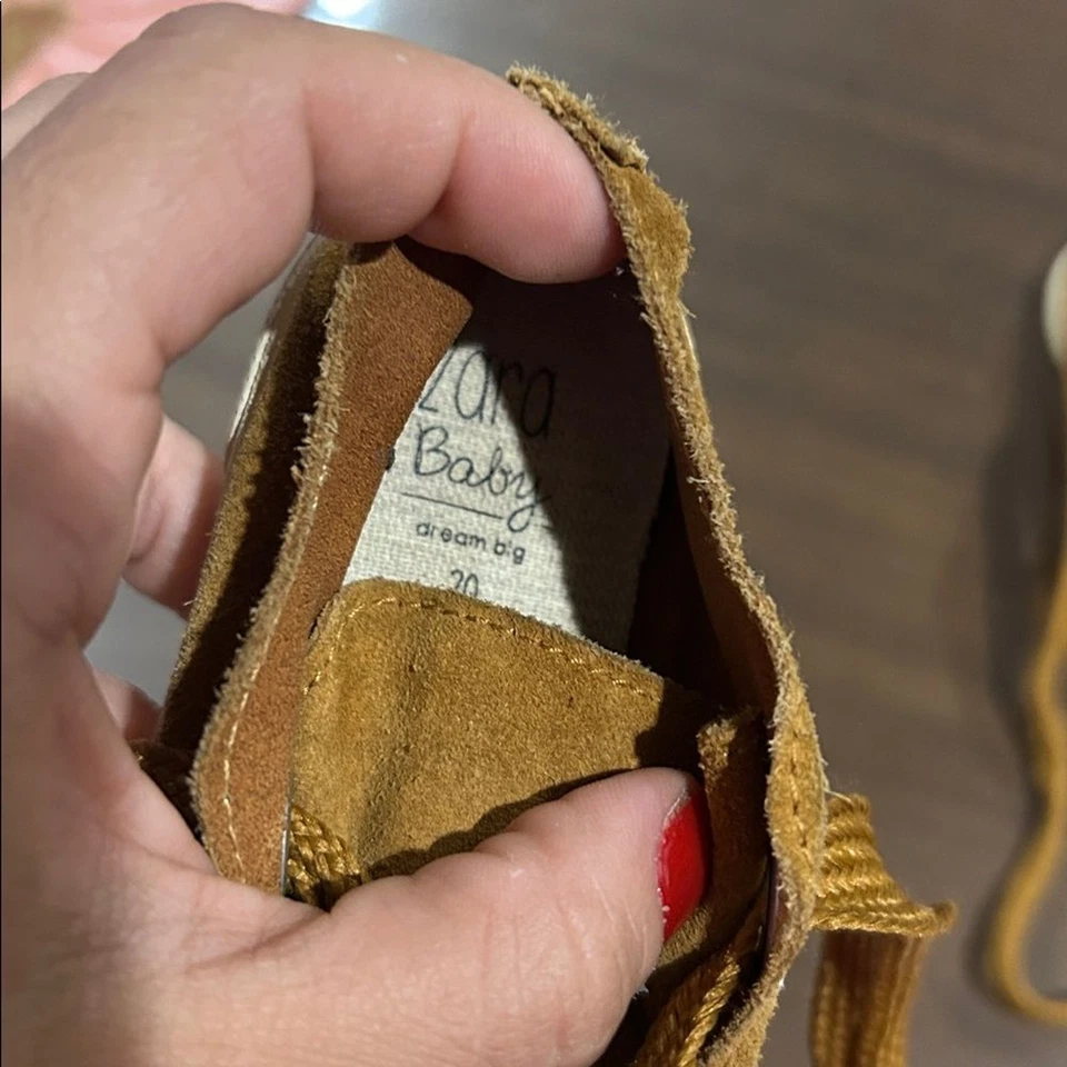 Zapatos de bebé Zara de gamuza Foto 3 de 3