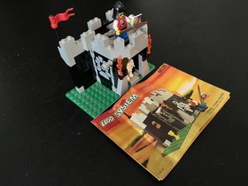 LEGO Castle: 6036 Skeleton Surprise - Complete with Instructions