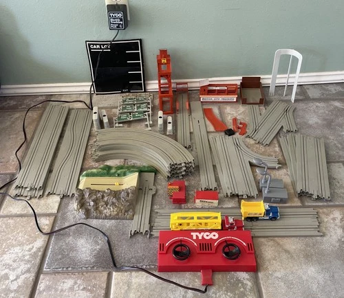 Tyco 3209 US 1 Motor City Electric Trucking Action Slot Truck car Set Works