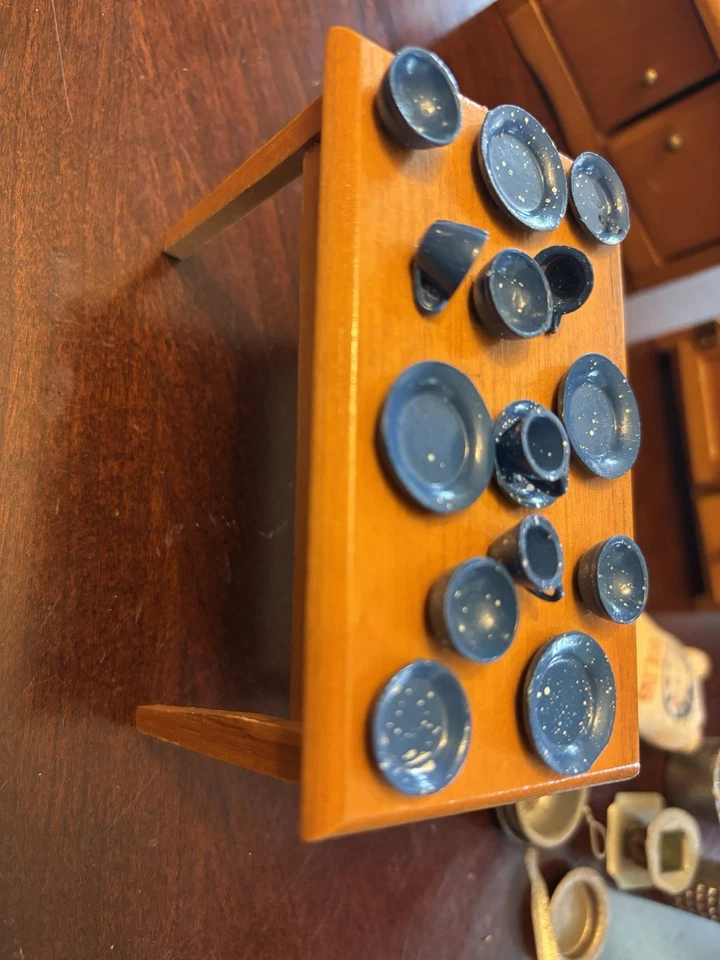 Juego de cocina para casa de muñecas Concord miniaturas Hutch mesa fregadero de cerámica y utensilios de cocina Foto 4 de 4