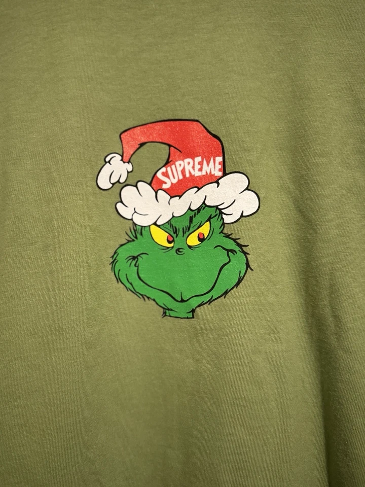 Camiseta Supreme Grinch Musgo Grande FW24 Foto 2 de 4