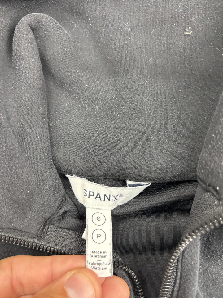 Romper Spanx Feminino Pequeno Preto Meio Zíper Manga Curta Bolsos de Pescoço Simulado Raglan - Imagem 2 de 4