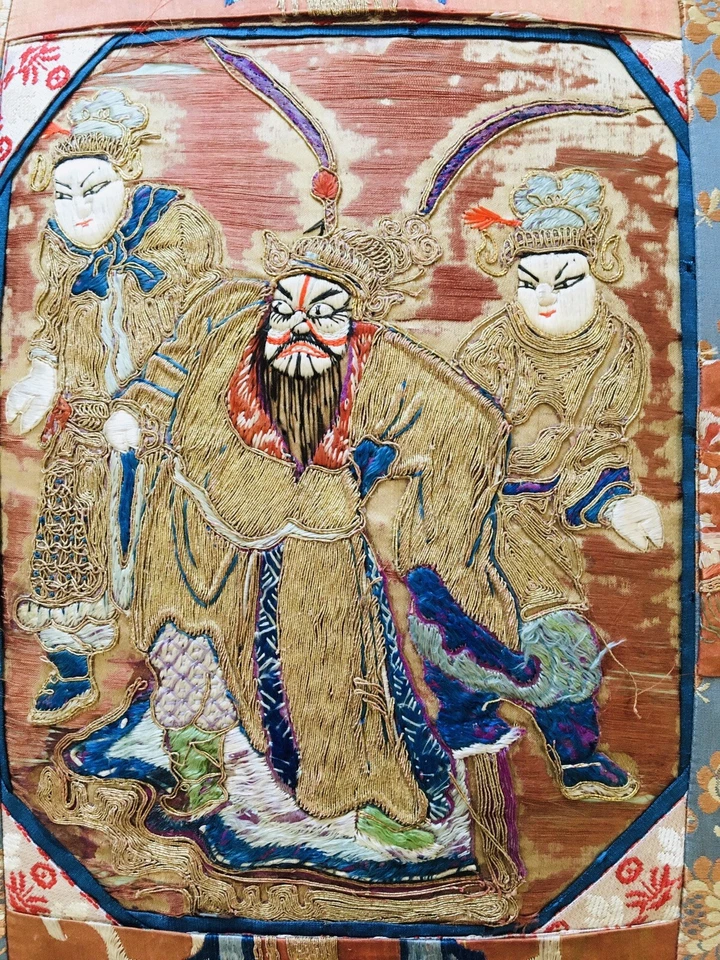 Antigua almohada china Qing bordada a mano con borde/respaldo de escalamandra Foto 2 de 4