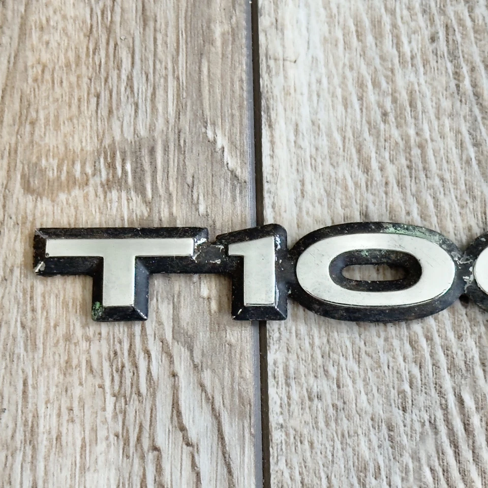 Vintage Plastic Pontiac T1000 Panel Fender Emblem Badge Name Plate Foto 3 de 4