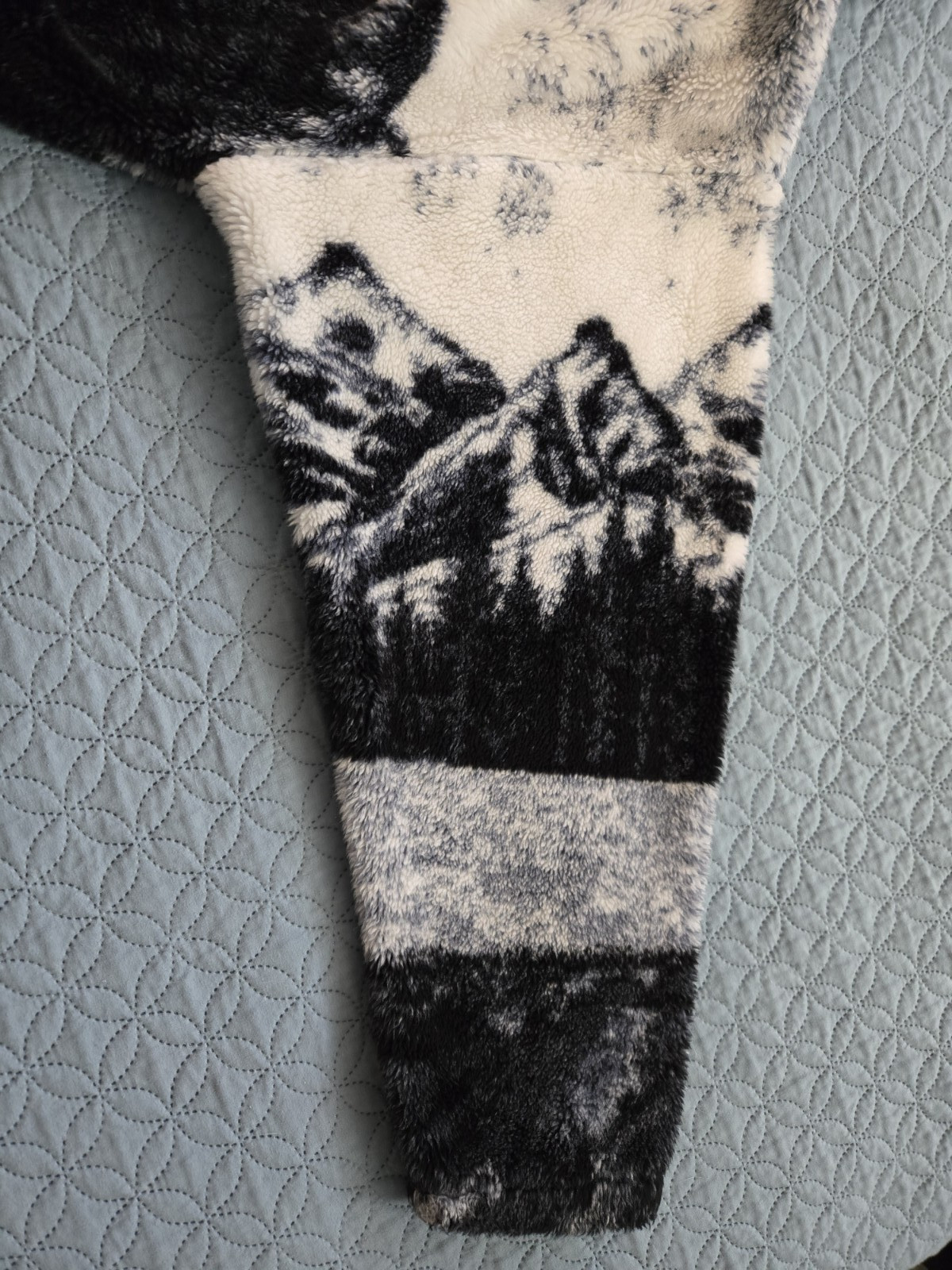 Authentic Black Mountain Native Wolf All Over Pri… - image 5