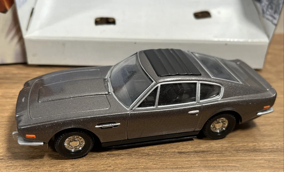 Corgi James Bond Aston Martin Volante The Living Daylights # 04801 - Image 2 of 4