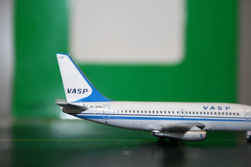 Aeroclassics 1:400 VASP Boeing 737-200 PP-SMV Die-Cast Model Plane - Image 4 of 4