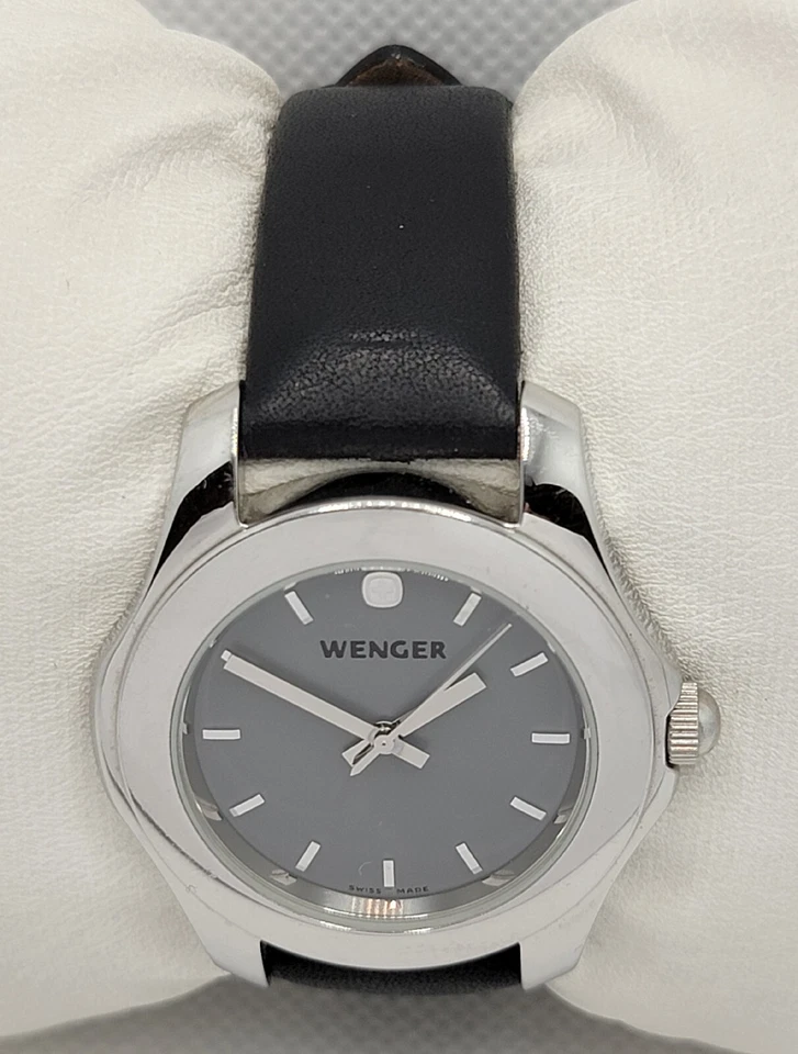 Reloj analógico Wenger para dama tono plata esfera gris correa de cuero negro 092 2040 I1 Foto 4 de 4