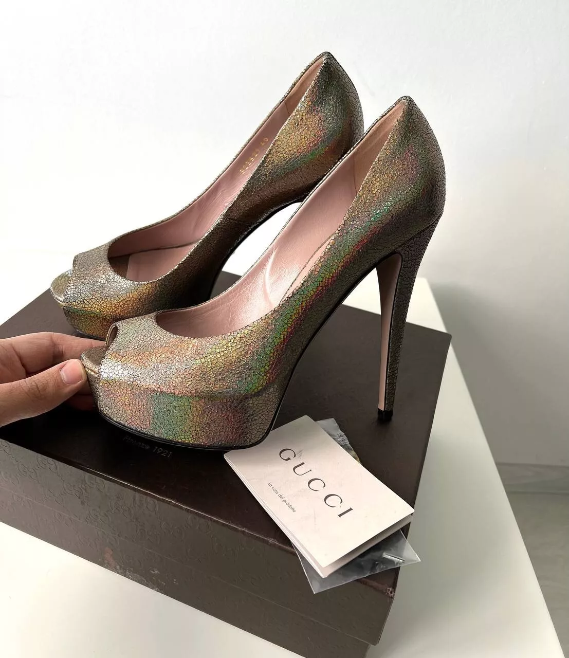 Pompe à orteil en cuir plate forme laser irisée métallique Gucci taille 40