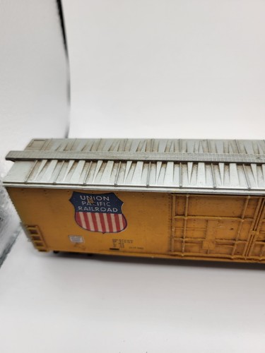 Tyco HO Scale Union Pacific (UP) 60’ Double Door Box Car - Picture 2 of 8