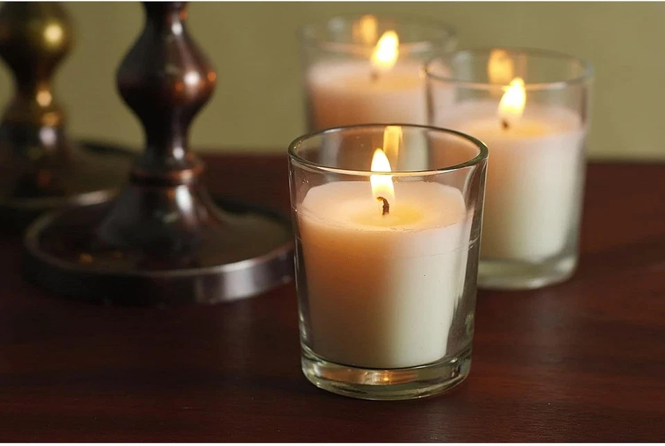 Paquete de 20 velas votivas marfil sin perfume en soportes de vidrio transparente cera vertida a mano Foto 4 de 4