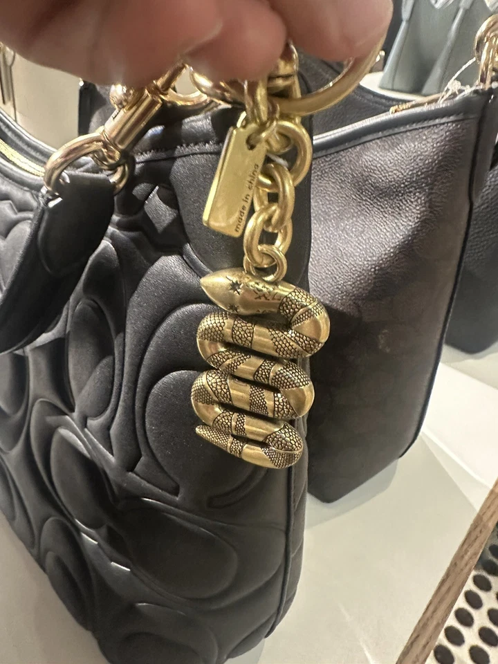 NUEVO CON ETIQUETAS BOLSO SERPIENTE DE LATÓN COACH ENCANTO / LLAVERO / LLAVERO CZ212 ¡RARO! Foto 4 de 4