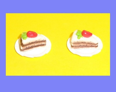 Doll House Miniature 1:12  Strawberry topped Cake Slices and Paper Plates