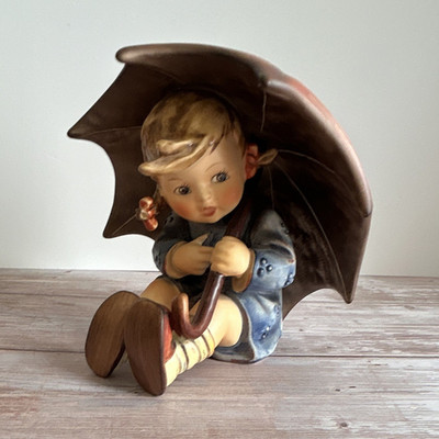 Goebel Porzellanfigur Mädchen mit Regenschirm Kinder Nr. 152/9 B 1951 signiert