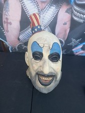 Maska kapitana spaulding, noszona, do czytania!