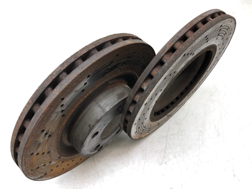 Par de rotores de freno de disco delanteros Mercedes Benz E550 2010-2013 OEM. Foto 3 de 4