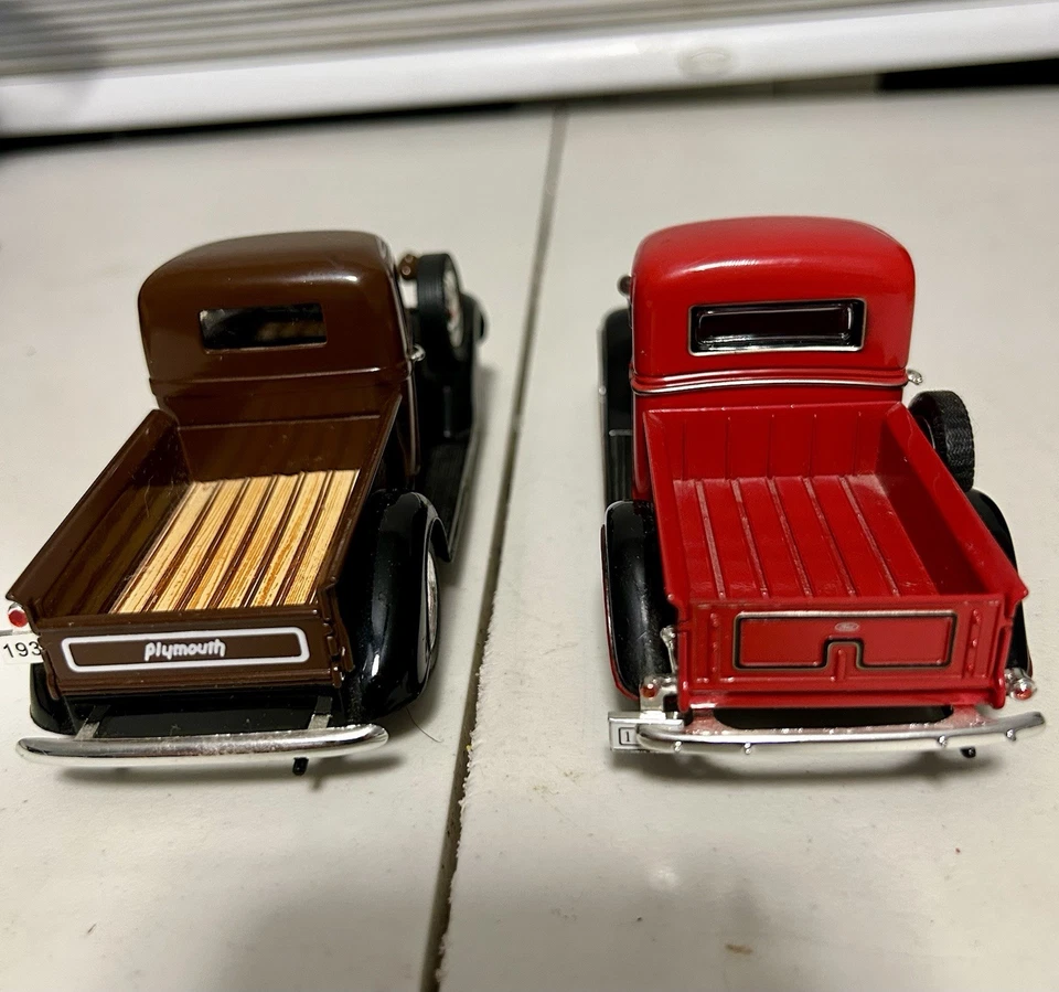 Lot Of 2 Trucks - 1937 Plymouth Pickup Signature & 1936 Ford Pickup ARKO - 1:34 - Image 2 of 4