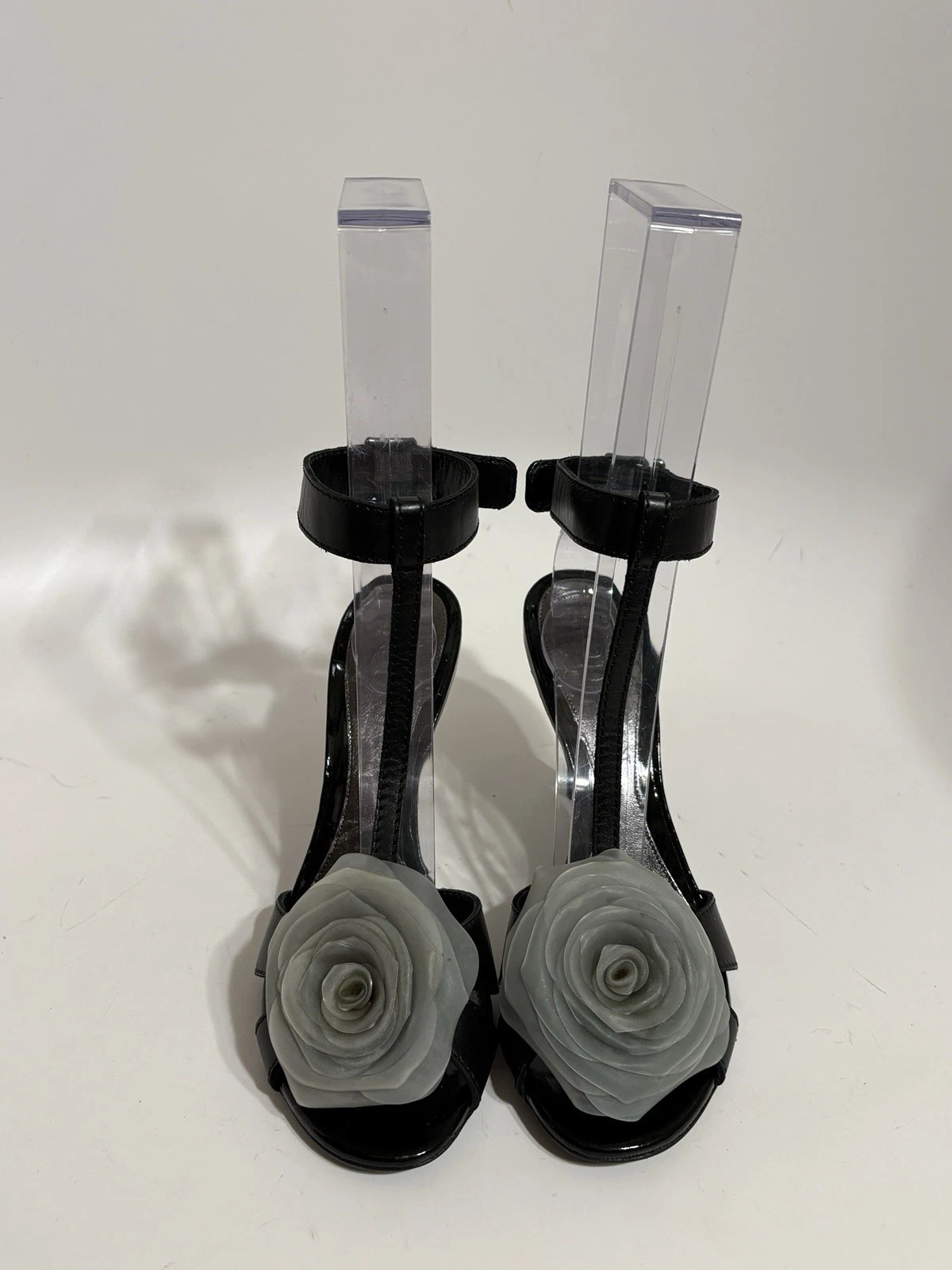 Alexander McQueen — Alexander McQueen Black Leather Floral T-Strap Heels 38
