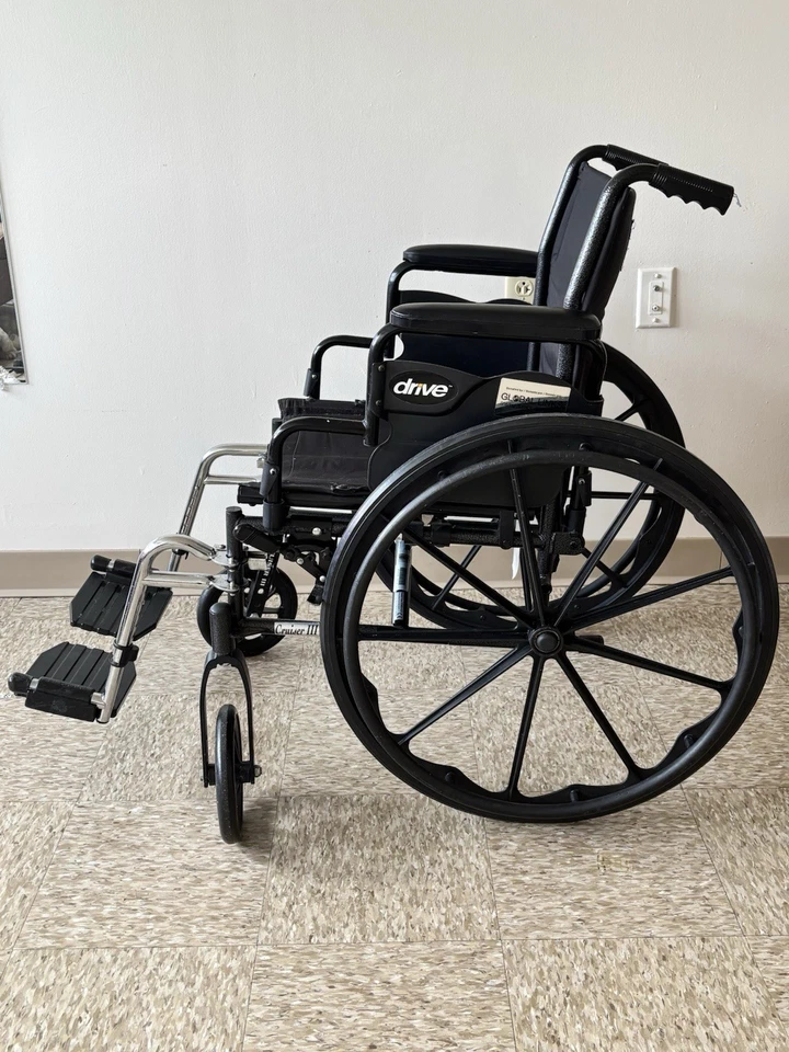 Silla de ruedas deportiva Drive Medical SSP118FA-SF Foto 2 de 2