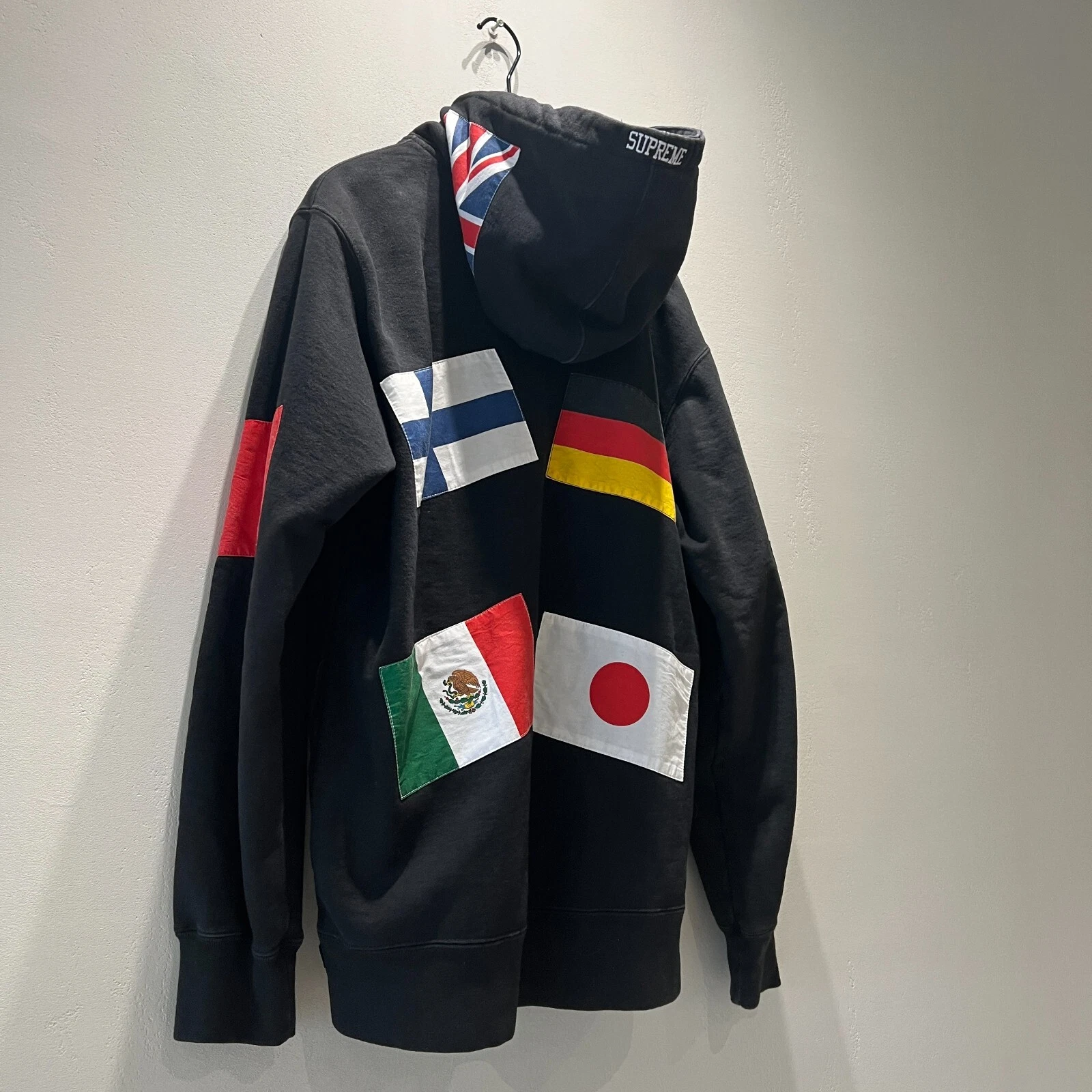 Pull patch drapeaux suprêmes à capuche noir / fabriqué au Canada 100% authentique