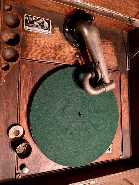 Antique VICTOR VICTROLA PHONOGRAPH VV-XIV 229224 floor model | eBay