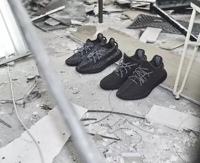 didas Yeezy 350 V2 Static Triple Black. Comment your size