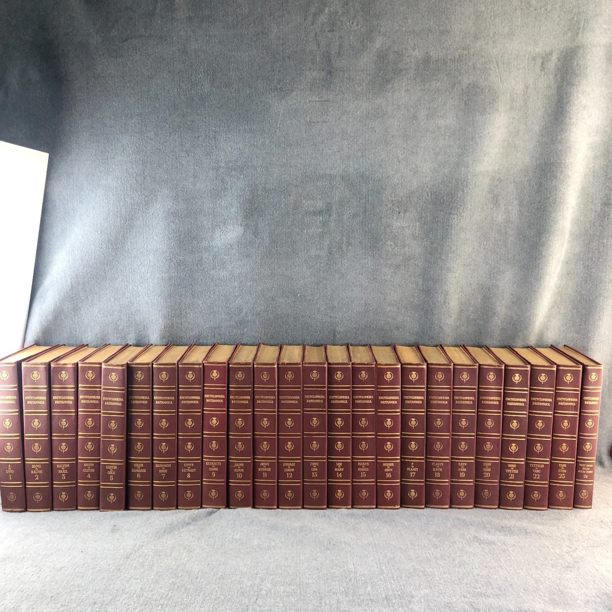 Preços baixos em Numerado Encyclopædia Britannica, Inc Antiquário