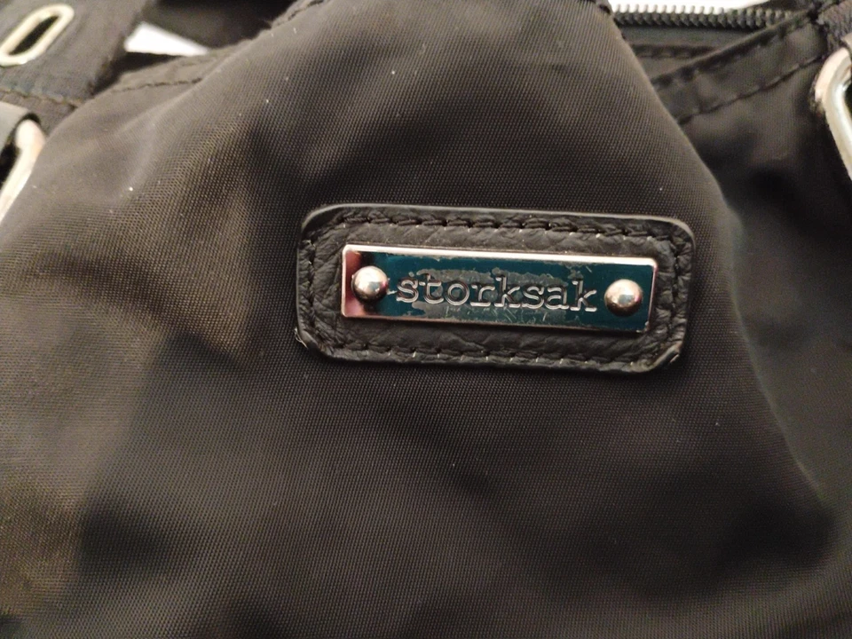 Bolsa de pañales StorkSak London Alexa Premium negra de nailon y cuero Foto 2 de 4