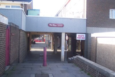 Foto 6x4 The Hive Shopping Centre, Northfleet kleine Reihe von Geschäften in a la c2009