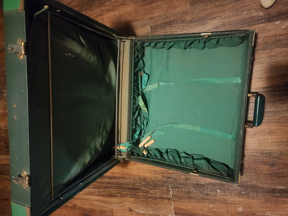 Rare Find! 1950 White star luggage vintage suitcase - Image 3 of 4