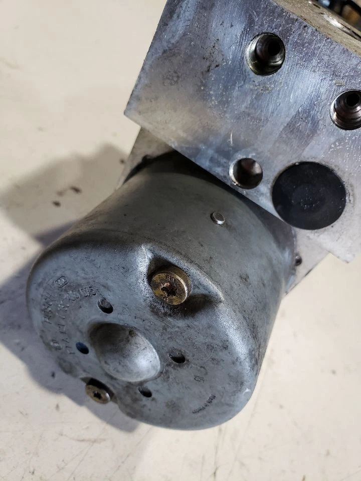 Chevrolet Camaro 1999 - Módulo de bomba de sistema de frenos antibloqueo - 99-02 OEM 10423623 Foto 4 de 4