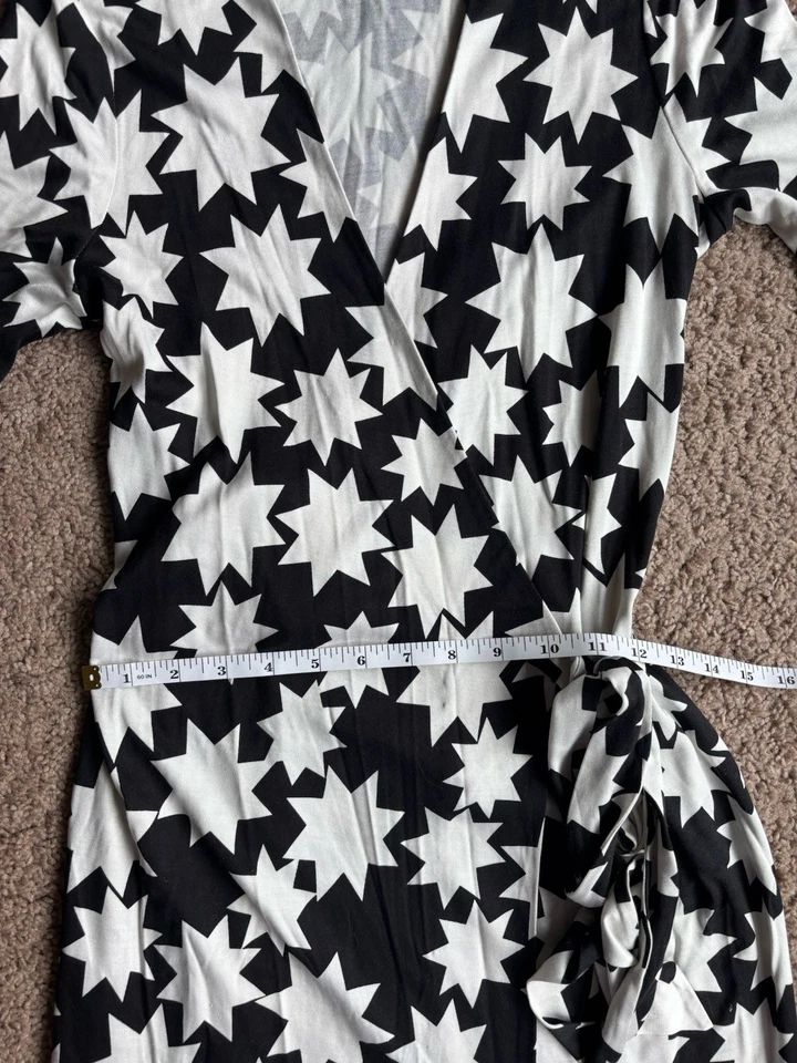 Vestido Diane von Furstenberg 'Julian' Seda Blanco y Negro Estrella Envolvente Talla XS Foto 4 de 4
