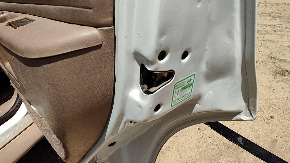 1993 Ford Explorer trava de porta traseira direita passageiro com hastes/cabos OEM traseira - Imagem 4 de 4