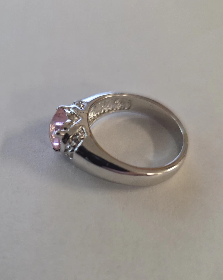 Anillo de plata con piedras preciosas de corazón rosa con detalles de diamantes Foto 2 de 4